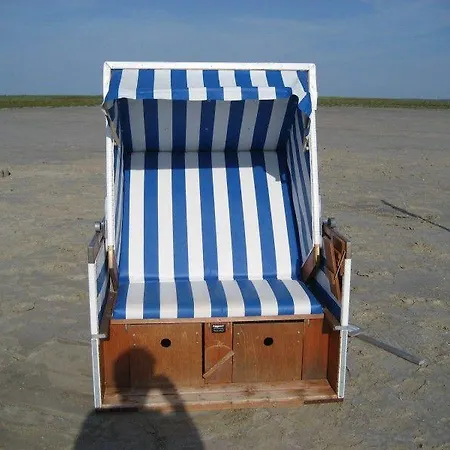 Apartman Fewo-Martje-Flohrs-Mit-Strandkorb-Am-Strand